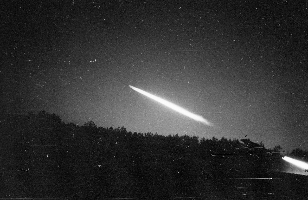 Советские боевые машины реактивной артиллерии БМ-13 «Катюша» в ночное время ведут огонь по противнику