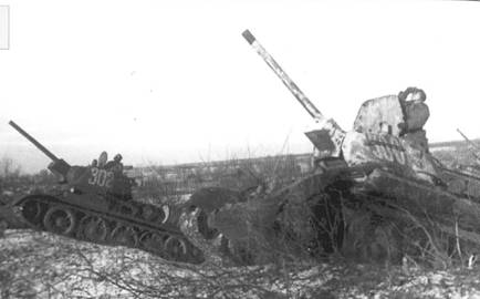 1943г.Танки Т-34-76 на позиции для зенитной стрельбы. Справа Т-34 с шестигранной башней