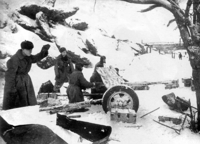 Советские солдаты ведут огонь из 45-мм противотанковой пушки образца 1937 года 53-К по немецким позициям на берегу Волги в Сталинграде