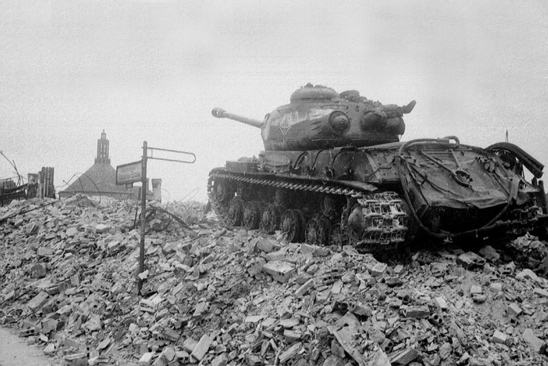 31 октября 1943 г. на вооружение РККА был принят танк ИС-2