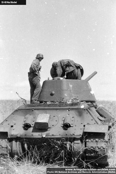 Солдаты СС осматривают советский танк Т-34