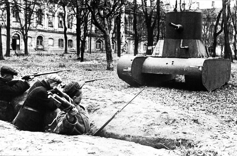 1942год. Тренировка по метанию гранат бойцов Всеобуча в парке Смольного в блокадном Ленинграде