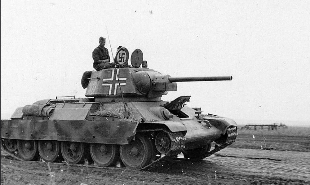Лето 1943 года. СССР. Трофейный советский средний танк Т-34-76 (нем. Pz.Kpfw.747 T-34(r)) 2-й моторизованной дивизии «Дас Райх» (2.SS-Panzergrenadier-Division «Das Reich») во время операция «Цитадель»