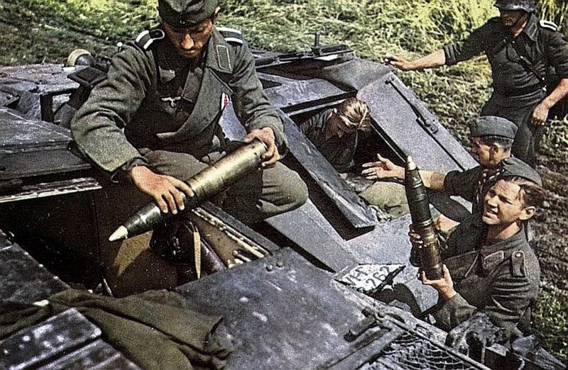Загрузка боеприпасов в StuG III