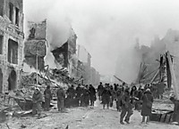Ноябрь 1942 года. Ленинградцы разбирают завалы, тушат пожары после налетов гитлеровской авиации.Фотограф: Борис Кудояров