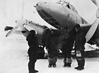 10 декабря 1943 года. Экипаж советского бомбардировщика Пе-2 у своего самолета на аэродроме