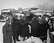 Командующий 16-й армией генерал К. Рокоссовский рассматривает брошенную врагом технику. 10 декабря 1941 г.