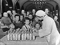 В московском метро, на станции «Маяковская», используемой как бомбоубежище, идет раздача молока детям. Январь 1942 года